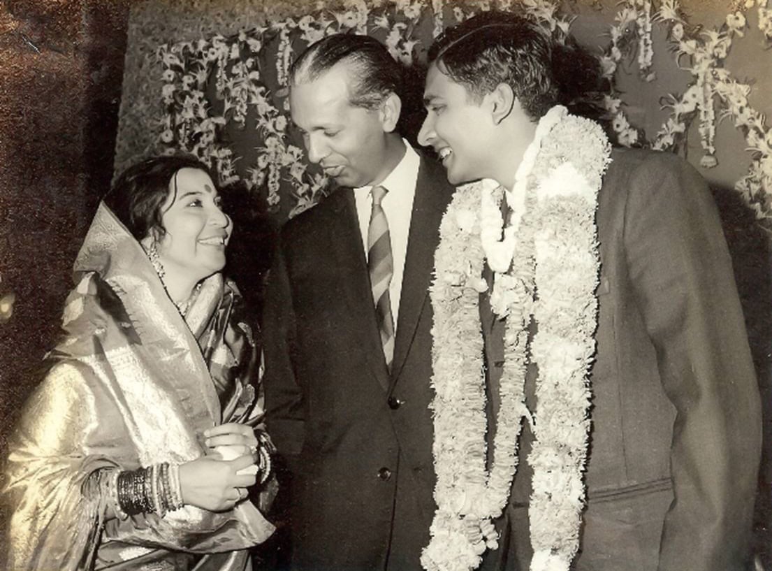 SK_shri-mataji-with-sir-cp-and-prabhat-at-daughter-kalpanas-wedding Šri Matadži s pánom C.P. a zaťom Prabhatom na svadbe dcéry Kalpany.