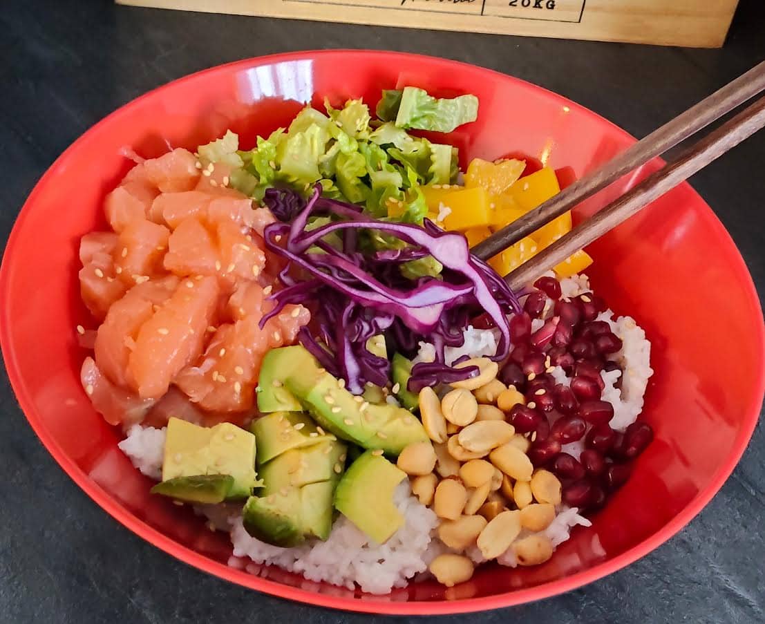 photo de Poké bowl au saumon