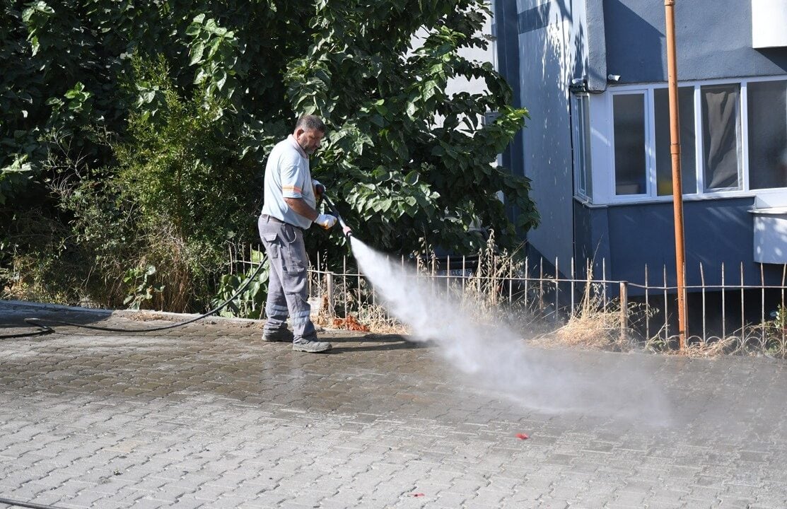 KUŞADASI BELEDİYESİ, KENT SAKİNLERİNİN YANI SIRA YIL BOYUNCA KUŞADASI’NI ZİYARET EDEN YERLİ VE YABANCI TURİSTLERİN TEMİZ VE HİJYENİK BİR KENT ORTAMINDA VAKİT GEÇİREBİLMESİ AMACIYLA TEMİZLİK ÇALIŞMALARINA HIZ KESMEDEN DEVAM EDİYOR.