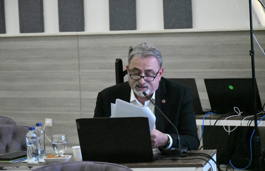 KUŞADASI BELEDİYESİ MECLİS ÜYESİ VE ZİRAAT MÜHENDİSİ HASAN GÖÇMEN, NÜFUS ARTIŞININ KENTİN İMAR YAPISI VE TARIM ALANLARI ÜZERİNDEKİ ETKİSİNİ RAKAMLARLA AÇIKLARKEN, 2050 YILINDA NÜFUSUN 585 BİNE ULAŞABİLECEĞİNİ BELİRTEREK, "NÜFUS ARTIYOR DİYE HER YERİ YAPILAŞMAYA AÇAMAYIZ" DEDİ.