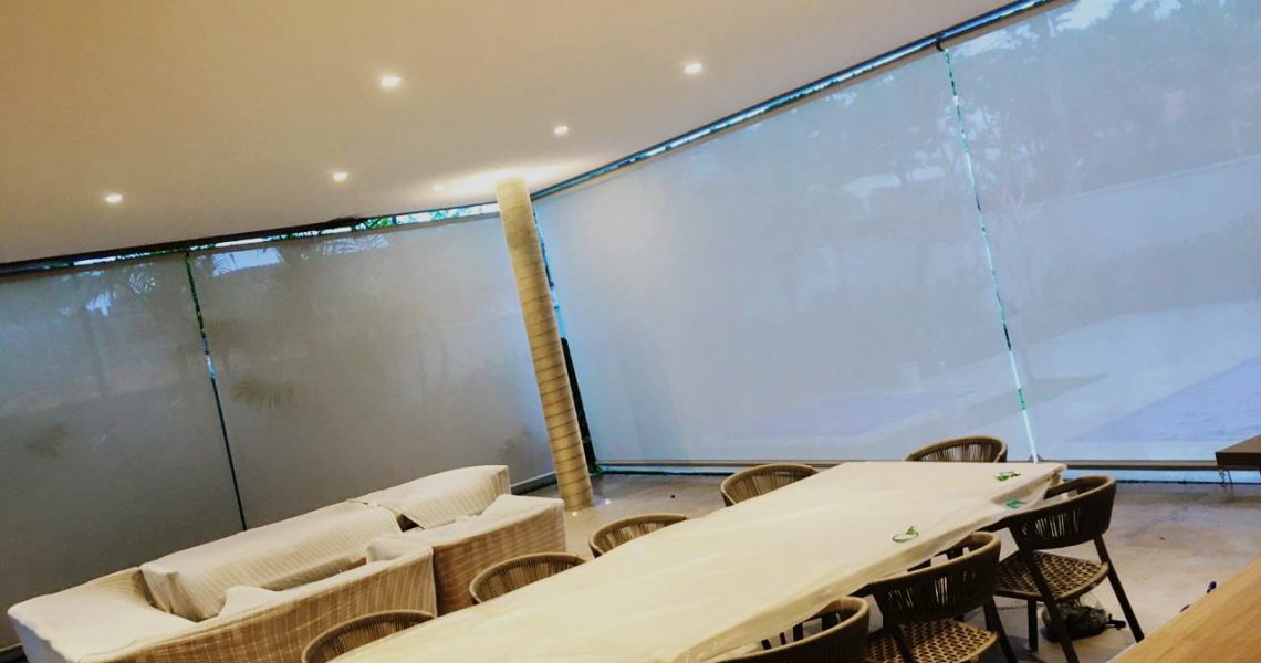 Como os toldos podem beneficiar negócios, como restaurantes, cafés e lojas