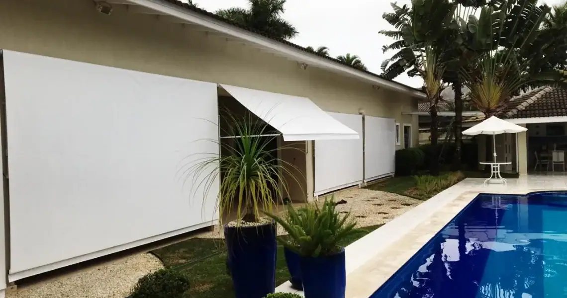 toldo-cortina-em-lona-branca em Maresias