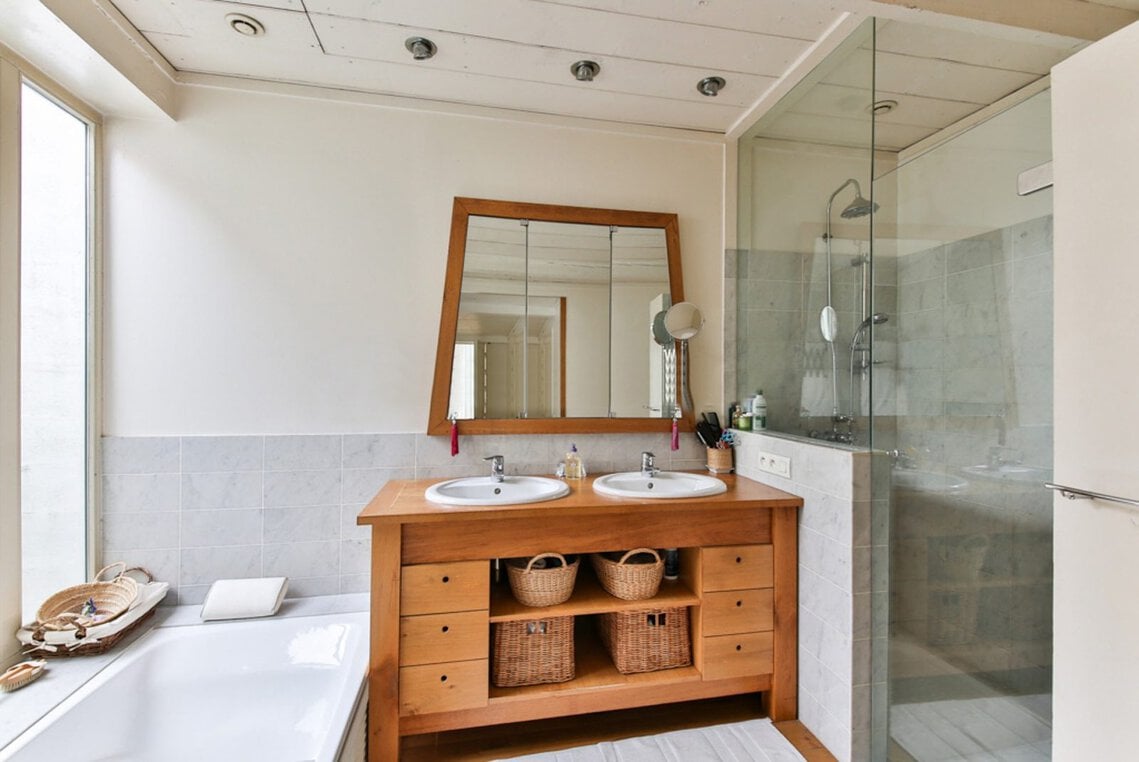 Badezimmer mit nachhaltigen Holzmöbel