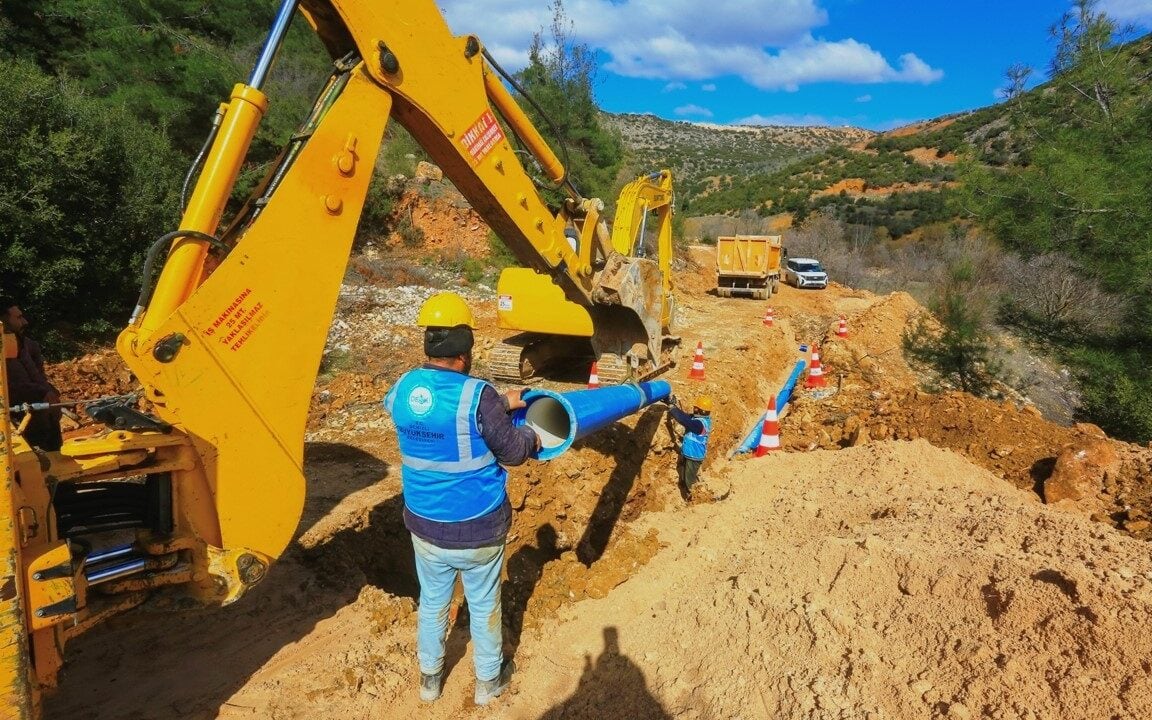 DENİZLİ BÜYÜKŞEHİR BELEDİYESİ DESKİ TARAFINDAN ÇAL İLÇESİNİN AKKENT, ORTAKÖY VE DEVELLER MAHALLELERİNİ KAPSAYAN 2 BİN 850 METRELİK İÇME SUYU TERFİ HATTI YENİLEME ÇALIŞMASI 10 MİLYON TL YATIRIMLA TAMAMLANDI. MODERN BORULARLA YENİLENEN HAT SAYESİNDE SU KAYIPLARI ÖNLENİRKEN, BÖLGEYE KESİNTİSİZ VE GÜVENLİ İÇME SUYU SAĞLANDI.