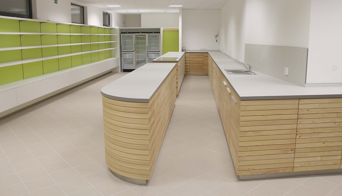 Přístavba komerčního objektu a interiér prodejny – Rožnov p/R