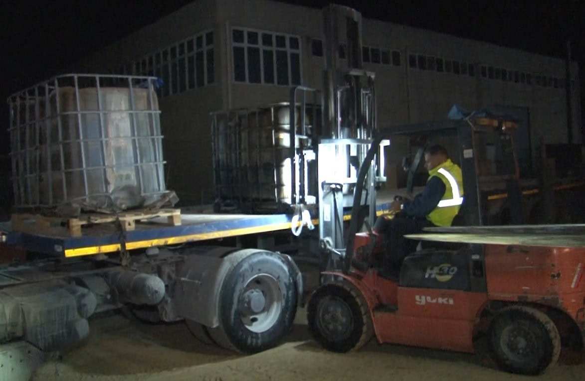 İzmir’de ele geçirilen 1 milyon litre karışımlı akaryakıt, imha edilmek üzere taşınıyor