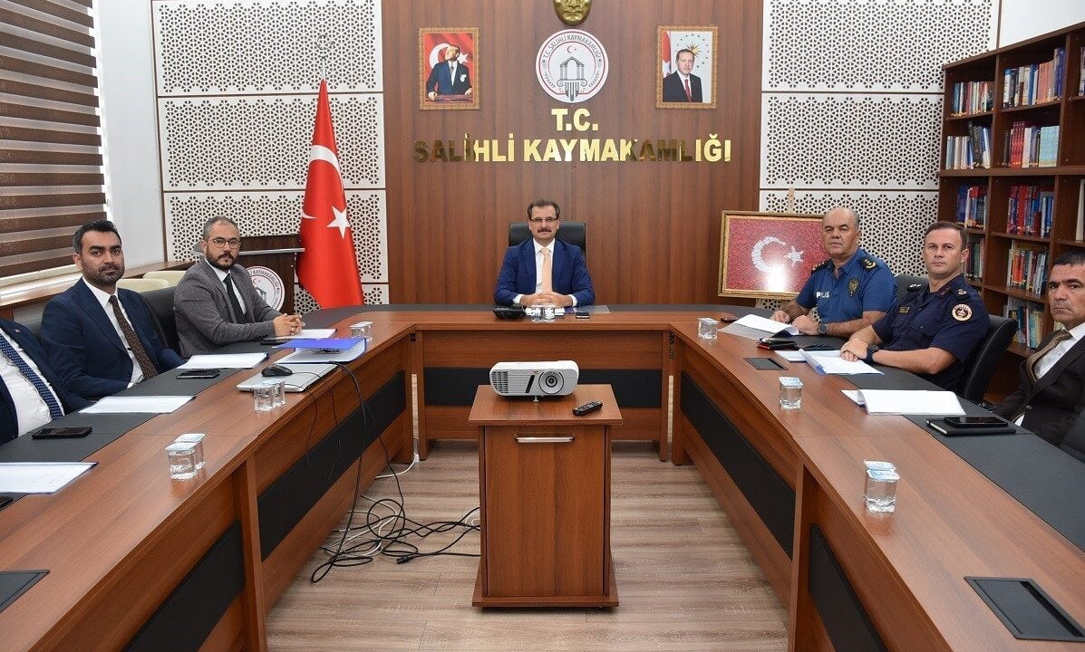 MANİSA’NIN SALİHLİ İLÇESİNDE, ÖSYM TARAFINDAN 4 EKİM 2026 PAZAR GÜNÜ GERÇEKLEŞTİRİLECEK 2026-KPSS ÖN LİSANS SINAVININ HUZUR VE GÜVEN ORTAMINDA TAMAMLANMASI AMACIYLA SINAV KOORDİNASYON KURULU TOPLANTISI DÜZENLENDİ.
