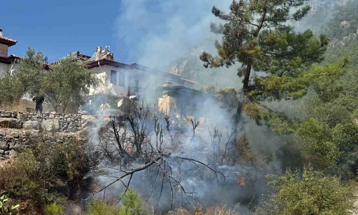MUĞLA’NIN ULA İLÇESİ AKYAKA MAHALLESİ’NDE EVLERE YAKIN BÖLGEDE ÇIKAN OT YANGINI, İTFAİYE EKİPLERİNİN HIZLI MÜDAHALESİYLE KISA SÜREDE SÖNDÜRÜLDÜ.