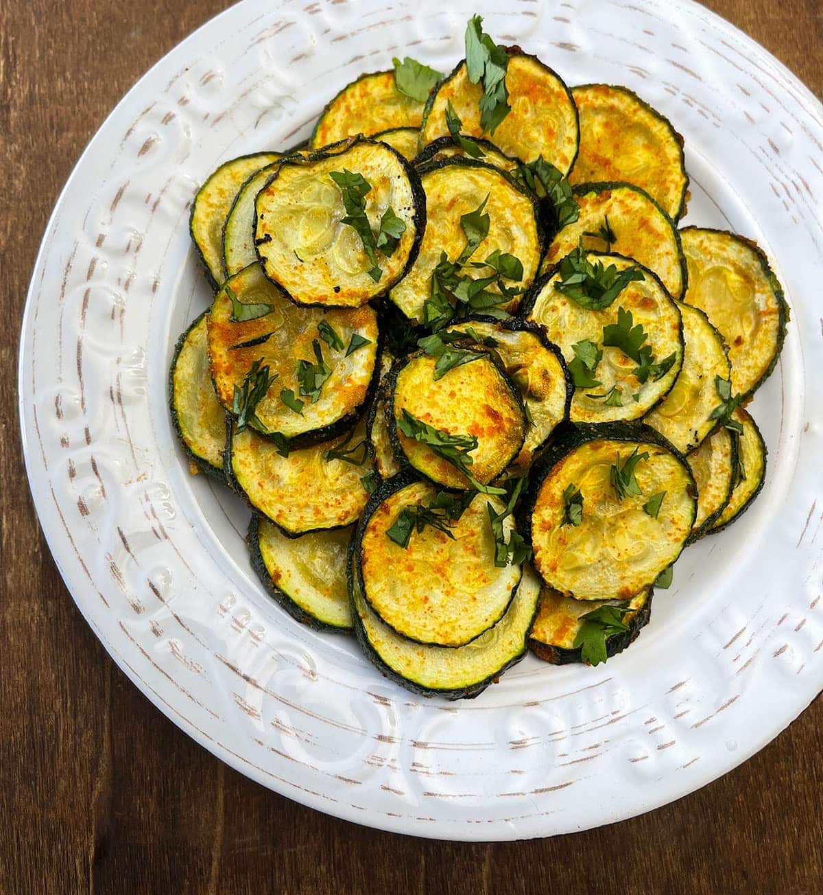 close up air fryer squash in plate on wooden board