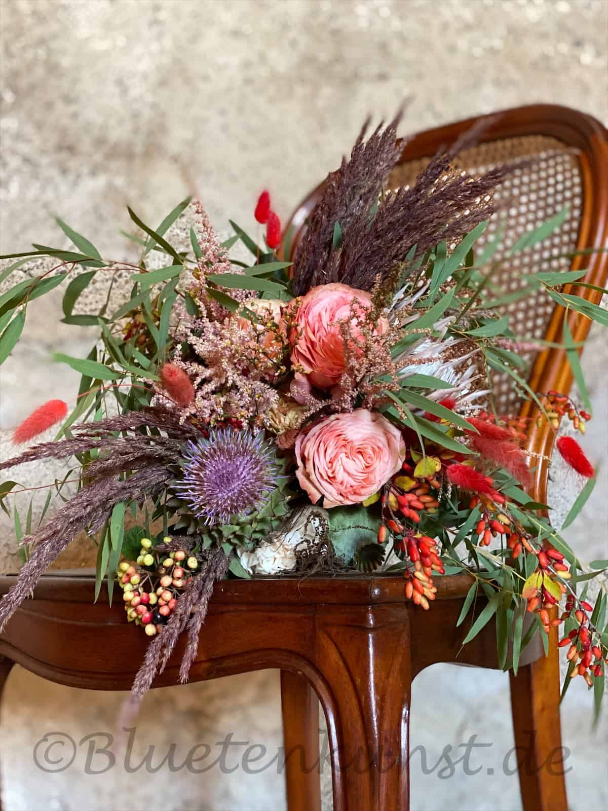 Hochzeitsfloristik brautstrauß boho auf Vintage Stuhl für Standesamt Hochzeit in Pfaffenhofen
