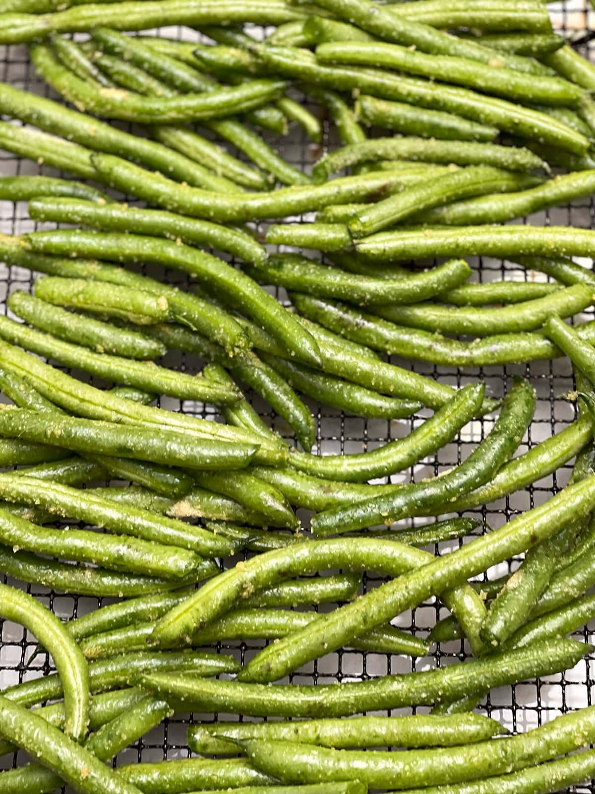 green beans on air fryer basket