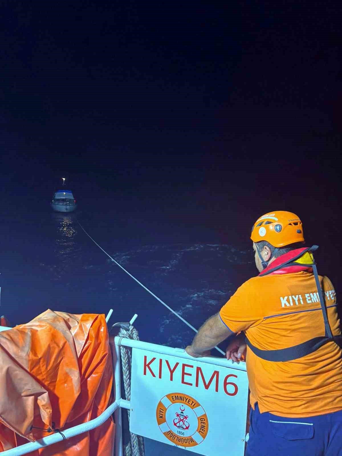 Datça açıklarında sürüklenen tekne kurtarıldı