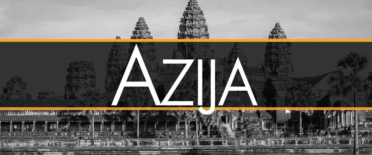 Kule hrama Angkor Vat u crno-beloj panorami s palmama u prvom planu