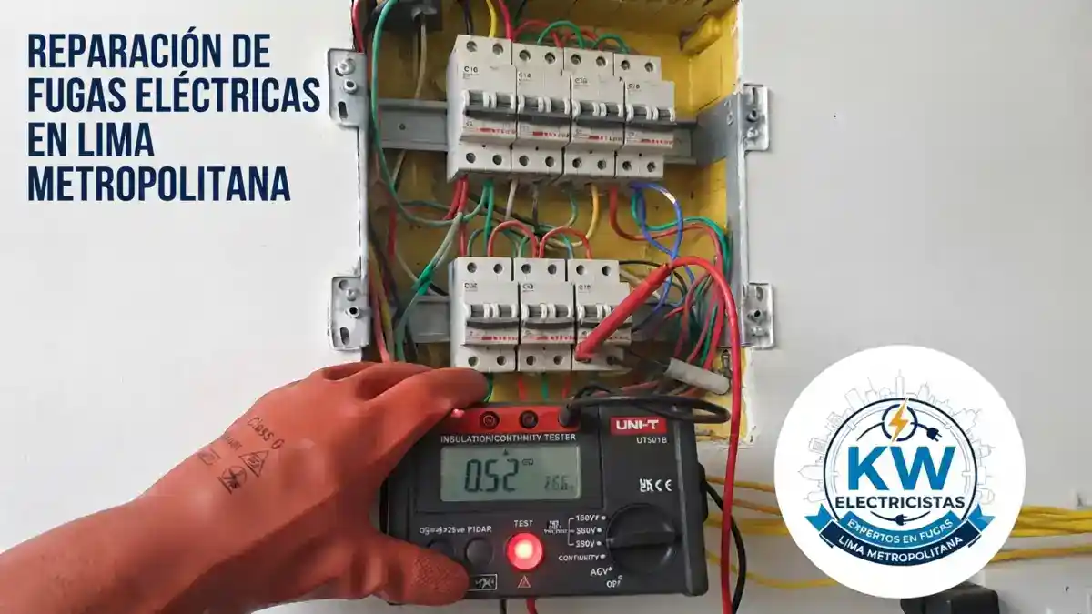 Electricista realizando diagnóstico y reparación de fuga de corriente en Lima