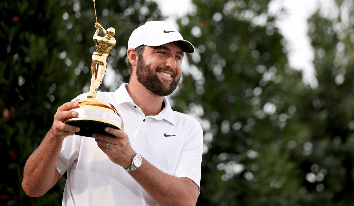 Scottie Scheffler with his Trophy