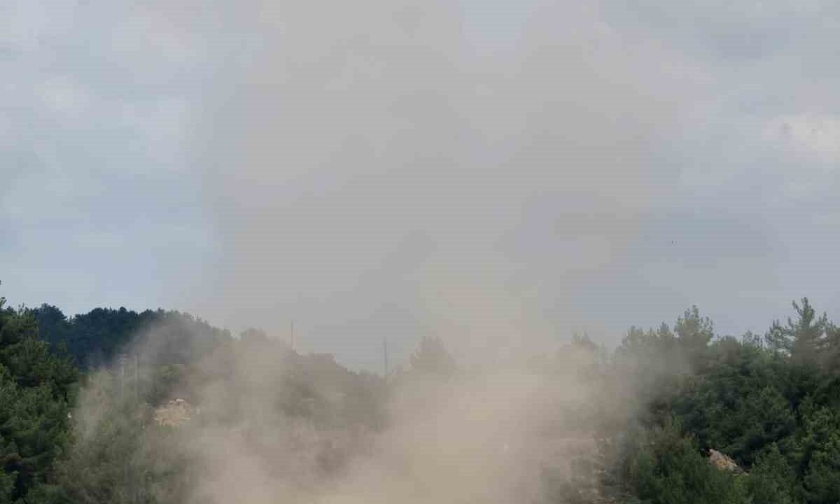 MUĞLA'NIN MENTEŞE İLÇESİNE BAĞLI AKÇAOVA MAHALLESİ'NDE YENİ İMARA AÇILAN YERLEŞİM ALANINDA FARKLI NOKTALARDA OLUŞAN KÜÇÜK ÖLÇEKLİ HORTUMLAR, TOZ BULUTLARININ MEYDANA GELMESİNE NEDEN OLDU.