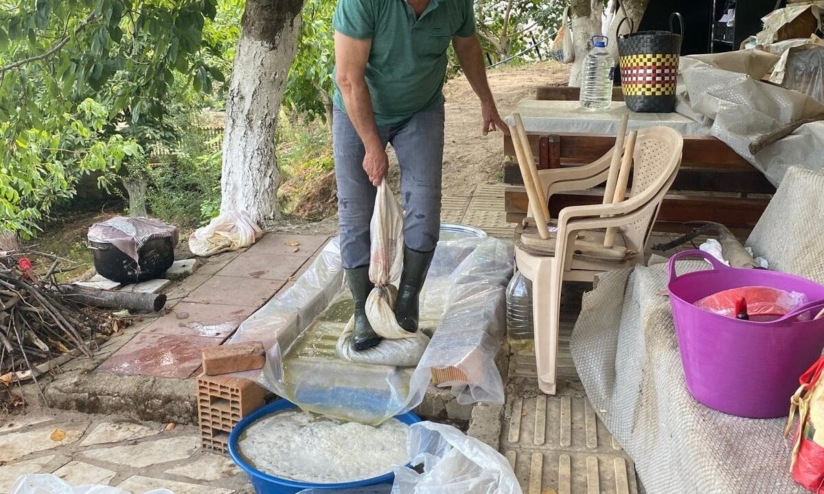 AYDIN’DA GÜZ DÖNEMİ BAŞLAMASIYLA BİRLİKTE ÜZÜMLER SIKILIP ŞIRALARI KAYNATILMAYA BAŞLADI. FABRİKALARDA SON TEKNOLOJİ İLE ÜRETİLEN PEKMEZLER ESKİ TADI VERMEZKEN İMKANI OLAN PEK ÇOK KİŞİ KENDİ YİYECEĞİ PEKMEZİ KENDİSİ YAPMAYA ÇALIŞIYOR.