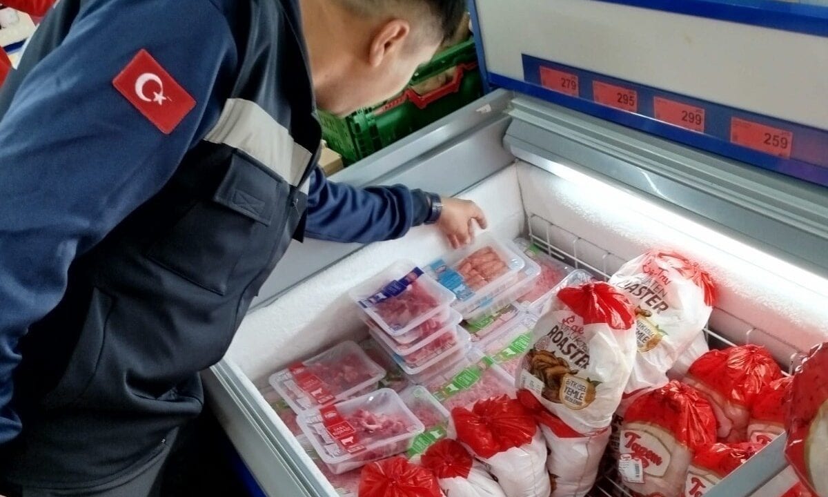 ŞEHZADELER BELEDİYESİ ZABITA MÜDÜRLÜĞÜ EKİPLERİ, İLÇE SINIRLARI İÇERİSİNDEKİ ZİNCİR MARKETLERE YÖNELİK DENETİM GERÇEKLEŞTİRDİ.
