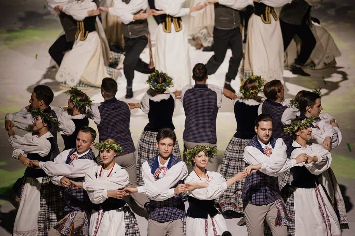 Dainu-sventes-Ansambliu-vakaras