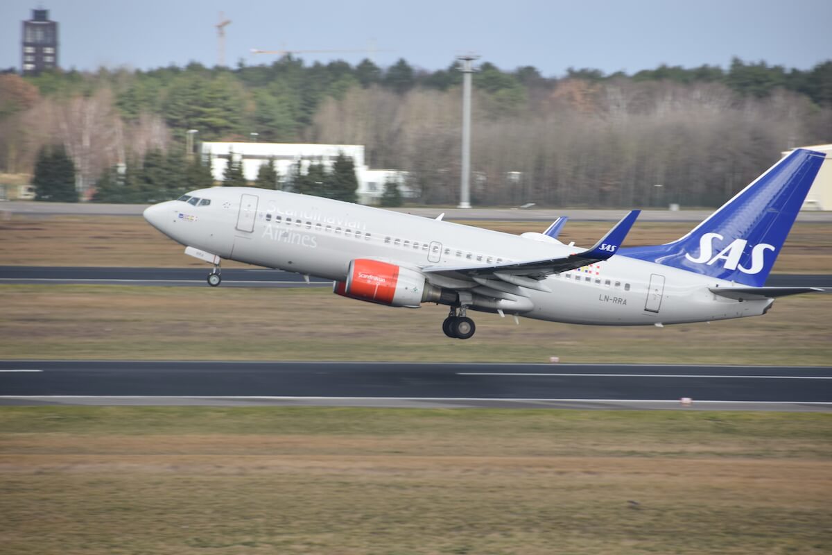 Scandinavian Airways-flygplan lyfter: Flygplanets rörelser på asfalten syns också på flygradaren. 