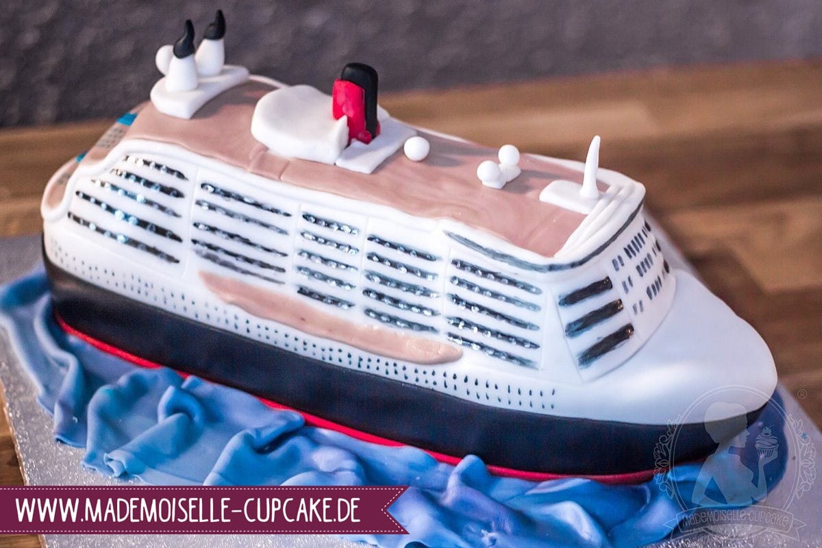 Queen Mary Schiff Kreuzfahrtschiff Torte Kuchen Cake Motivtorte Mademoiselle Cupcake