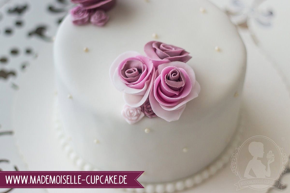 Hochzeitstorte Candy-Bar Macaron Cupcakes Vintage Torte Fondant Kuchen Cake Motivtorte Mademoiselle Cupcake