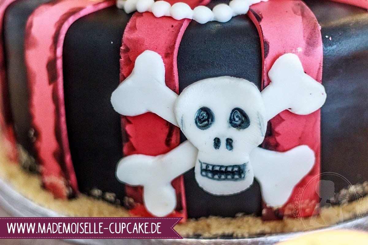 Pirat Hochzeitstorte Schatz Torte und Piraten Cupcakes Fondant Kuchen Cake Motivtorte Mademoiselle Cupcake