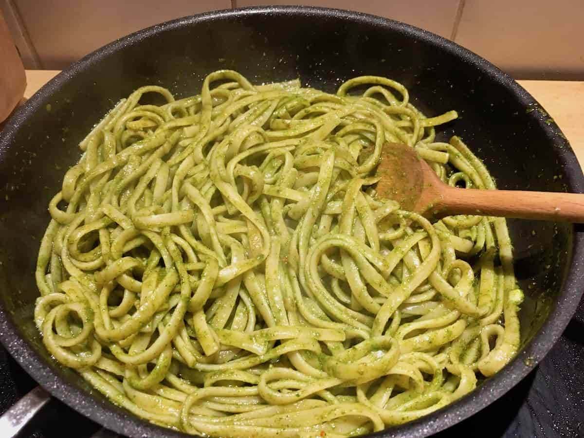 Spaghetti mit Pesto und Lachs totalversalzen.de