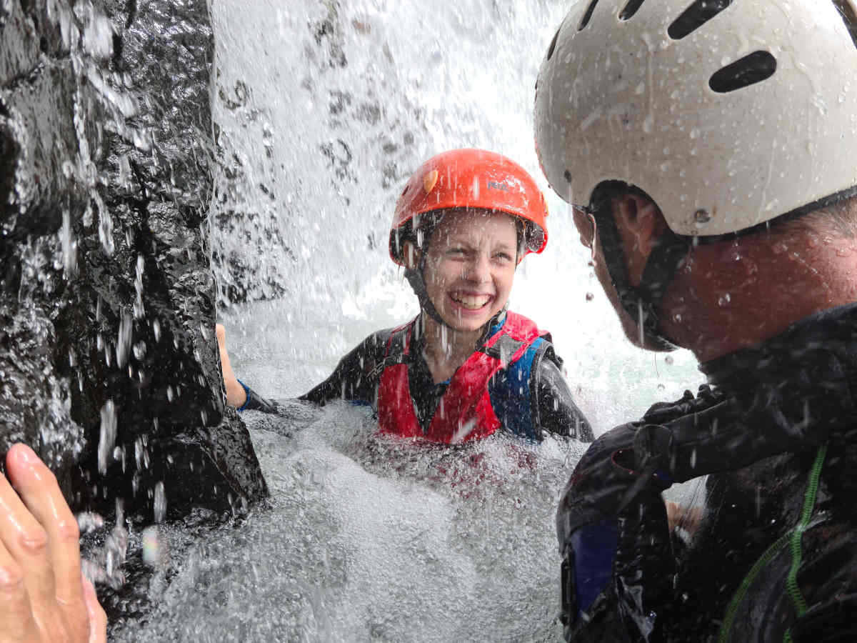 Canyoning et tunnel de lave à la Réunion. Envergure Réunion c'est une équipe de guides spéléo, rando canyon .