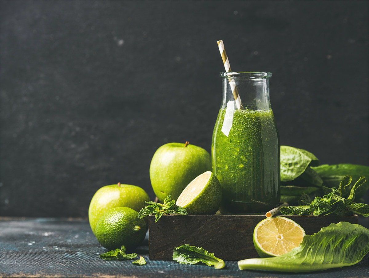 romaine lettuce smoothie with apple, lime, mint