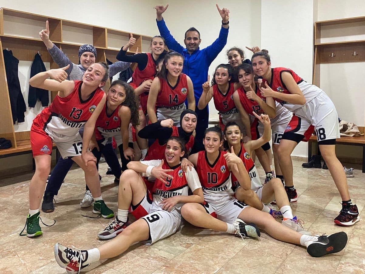 Turgutlu’nun yıldız kızları namağlup şampiyon