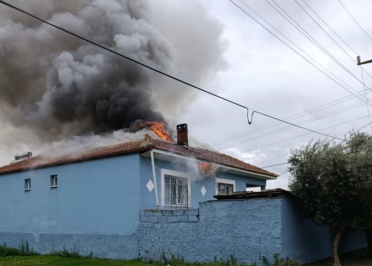 Alaşehir’de korkutan ev yangını