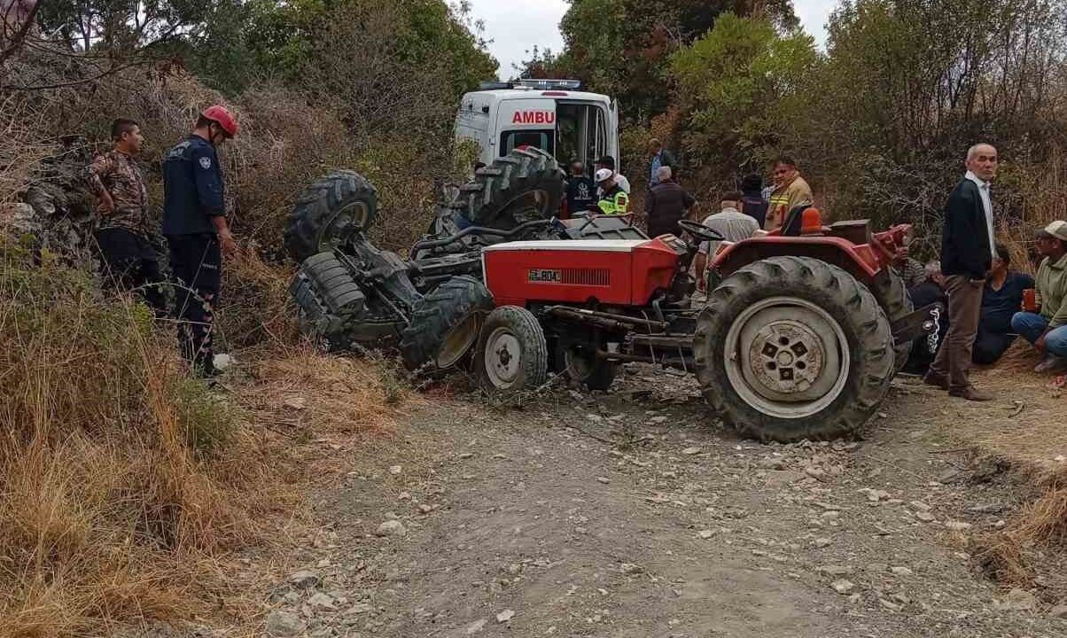 MANİSA’NIN DEMİRCİ İLÇESİNDE TARLA YOLUNDA KONTROLDEN ÇIKARAK DEVRİLEN TRAKTÖRÜN ALTINDA KALAN 2 KİŞİ HAYATINI KAYBETTİ, 3 KİŞİ YARALANDI.