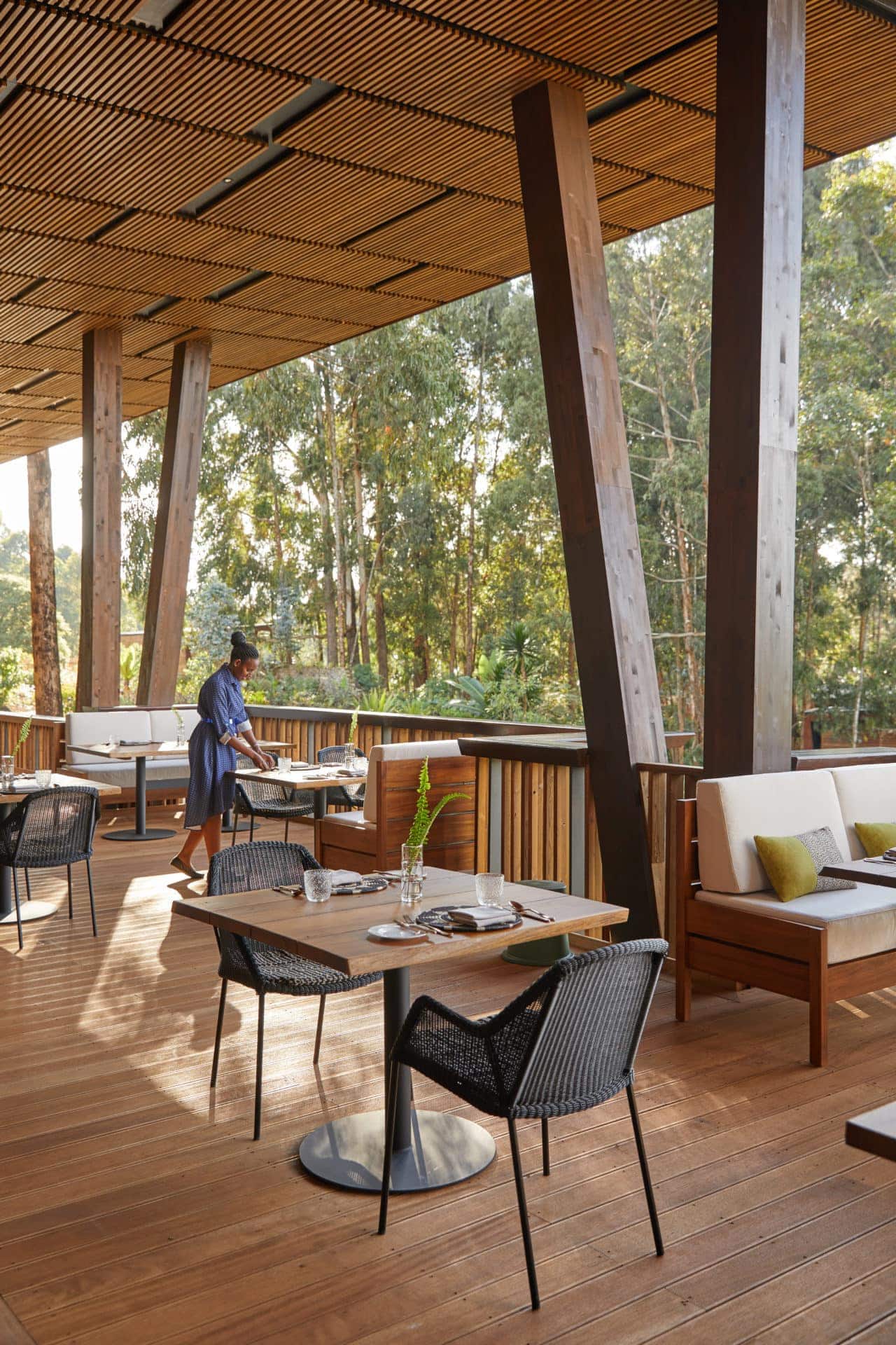 OO_GorillasNest_FB_Nest_OutdoorDeck_Breakfast