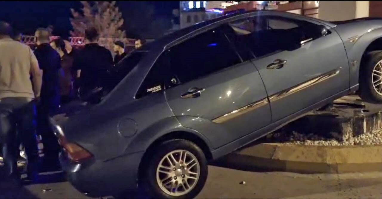 HİSARCIK’TA OTOMOBİL ORTA REFÜJE ÇIKTI, SÜRÜCÜ YARALANDI