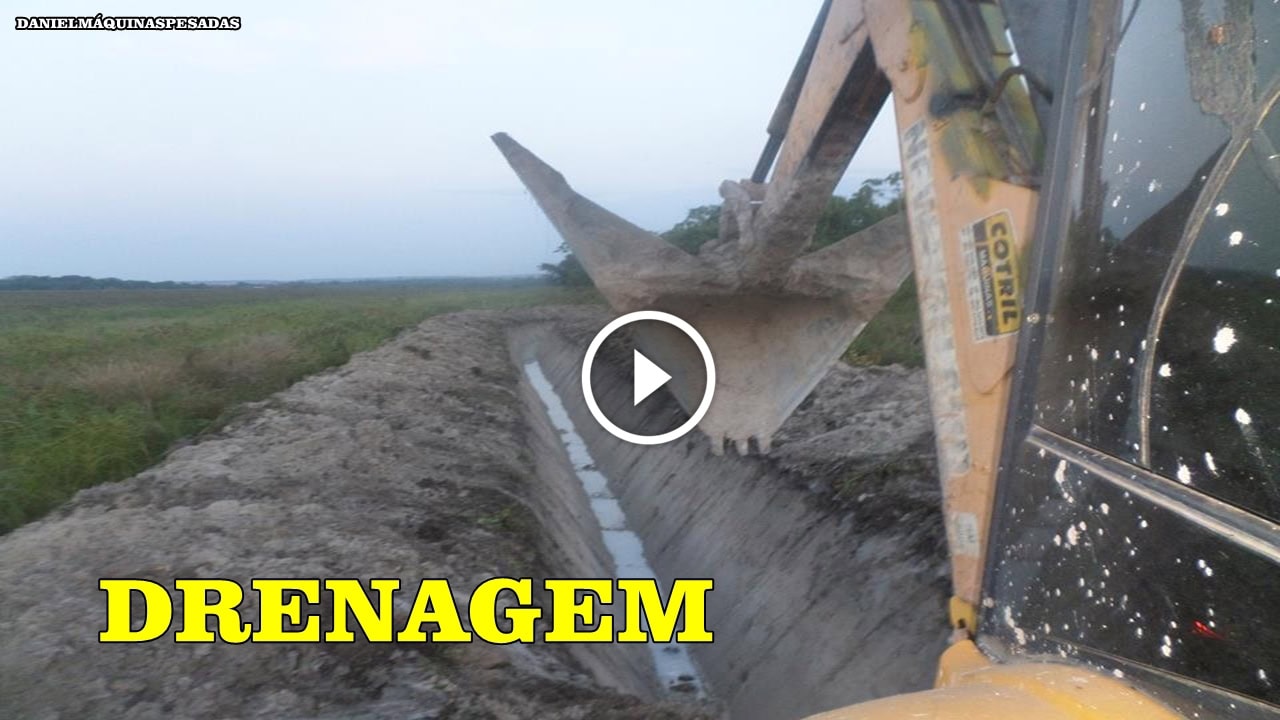 Escavação de vala no brejo Retroescavadeira NEW HOLLAND
