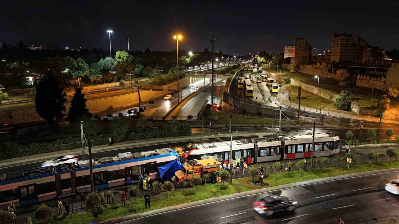ZEYTİNBURNU'NDA T1 KABATAŞ-BAĞCILAR TRAMVAY HATTI'NIN PAZARTEKKE İLE TOPKAPI DURAKLARI ARASINDA İKİ TRAMVAY ÇARPIŞTI.  EKİPLERİN ÇALIŞMASI HAVADAN DRONLA GÖRÜNTÜLENDİ.