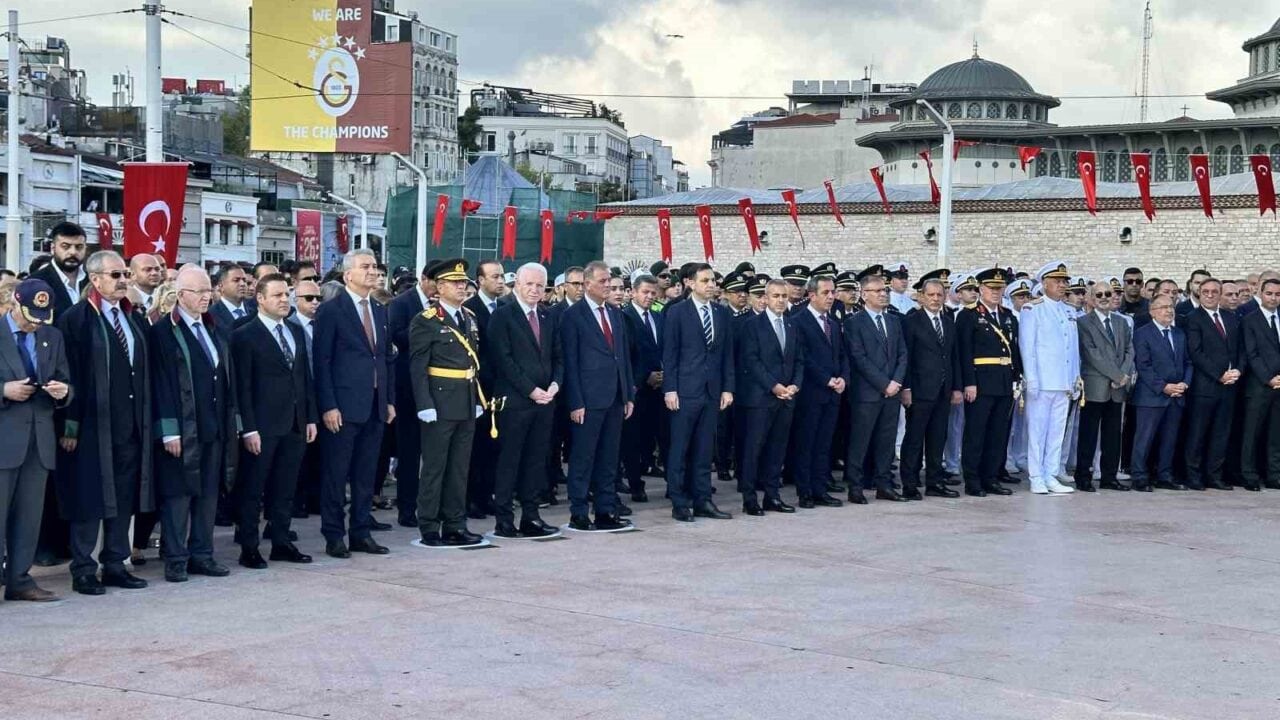 TÖRENE İSTANBUL VALİSİ DAVUT GÜL, İSTANBUL BÜYÜKŞEHİR BELEDİYE BAŞKANVEKİLİ NURİ ASLAN, 1. ORDU KOMUTANI VE İSTANBUL GARNİZON KOMUTANI ORGENERAL BAHTİYAR ERSAY, ASKERİ PERSONEL VE VATANDAŞLAR KATILDI.