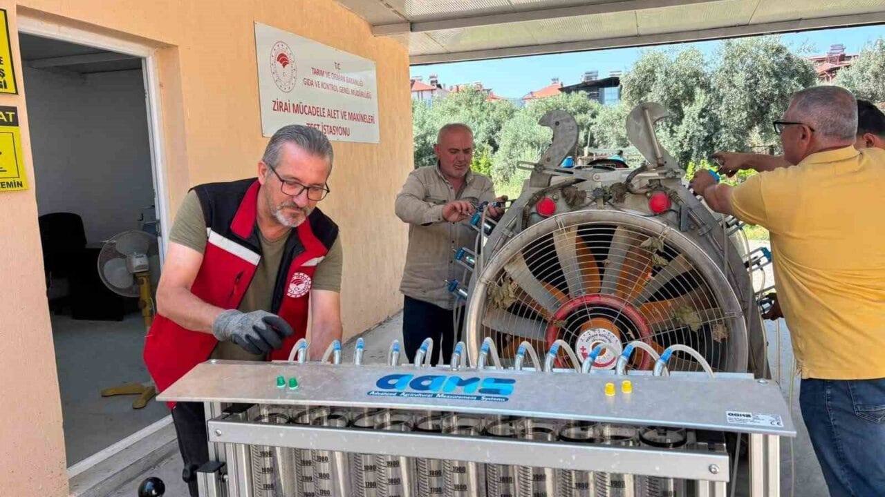 MANİSA'NIN SARIGÖL İLÇESİNDE KURULAN ZİRAİ MÜCADELE ALET VE MAKİNELERİ TEST İSTASYONU İLE ÇİFTÇİLERİN İLAÇLAMA MAKİNELERİ BİLİMSEL YÖNTEMLERLE TEST EDİLİYOR. YENİ UYGULAMA SAYESİNDE GEREKSİZ PESTİSİT KULLANIMININ ÖNÜNE GEÇİLEREK HEM ÇEVRE SAĞLIĞI KORUNACAK HEM DE ÜZÜM İHRACATINDAKİ KALINTI RİSKİ EN AZA İNDİRİLECEK.