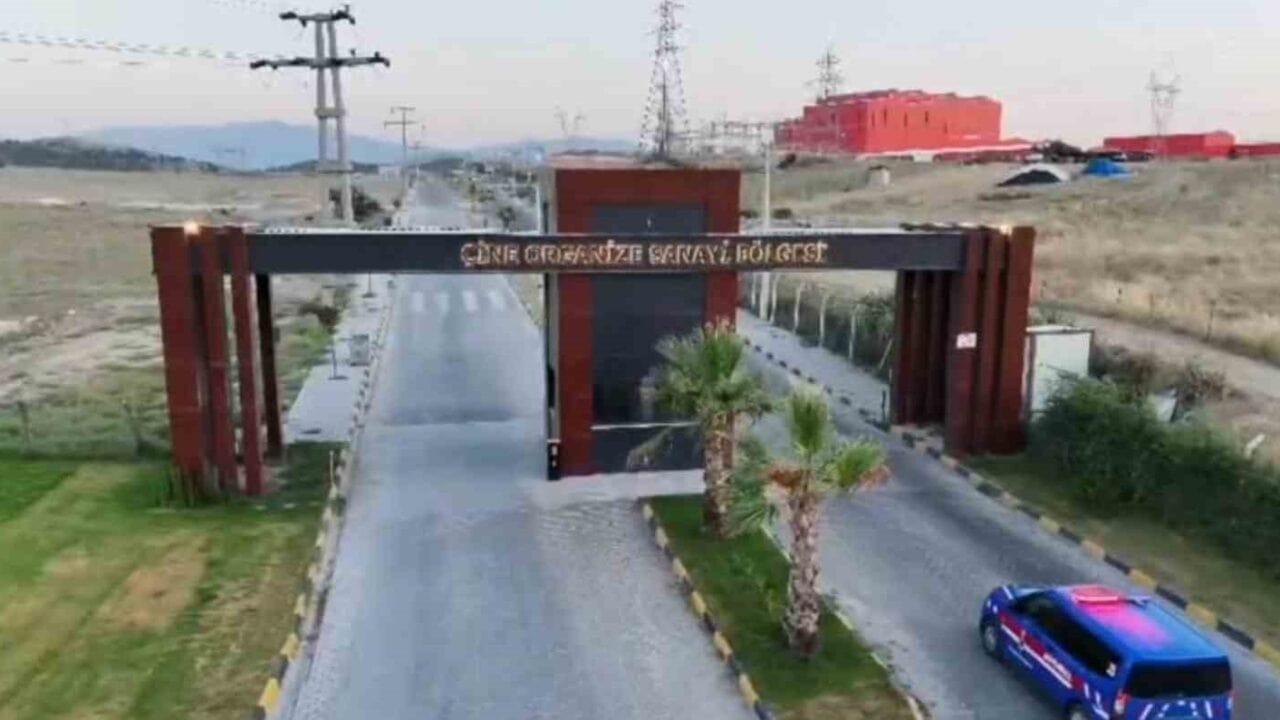 AYDIN'IN ÇİNE İLÇESİNDEKİ ORGANİZE SANAYİ BÖLGESİ VE ÇEVRESİNDE, HIRSIZLIK VE DİĞER OLAYLARIN ÖNLENMESİNE YÖNELİK DRONE DESTEKLİ 24 SAAT KESİNTİSİZ GÜVENLİK UYGULAMASI BAŞLATILDI.