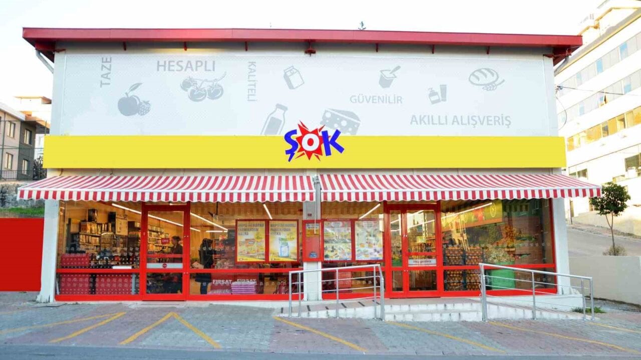 ŞOK MARKETLER, 2026 YILININ İLK YARISINDA SATIŞLARINI GEÇEN YILIN AYNI DÖNEMİNE GÖRE REEL OLARAK YÜZDE 7 ARTIRARAK 167,8 MİLYAR TL’YE ULAŞTIRIRKEN, YENİ MAĞAZA YATIRIMLARI VE GÜÇLÜ OPERASYONEL YAPISIYLA BÜYÜMESİNİ SÜRDÜRDÜ.