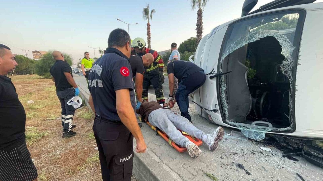 AYDIN’IN KUŞADASI İLÇESİNDE MEYDANA GELEN TRAFİK KAZASINDA, İDDİAYA GÖRE DİREKSİYON BAŞINDA UYUYAN SÜRÜCÜNÜN KULLANDIĞI PİKAP KALDIRIMA ÇARPARAK YAN DEVRİLDİ. KAZADA ARAÇTA MAHSUR KALAN 21 YAŞINDAKİ SÜRÜCÜ İTFAİYE EKİPLERİ TARAFINDAN ÇIKARILIP SAĞLIK EKİPLERİNE TESLİM EDİLDİ.
