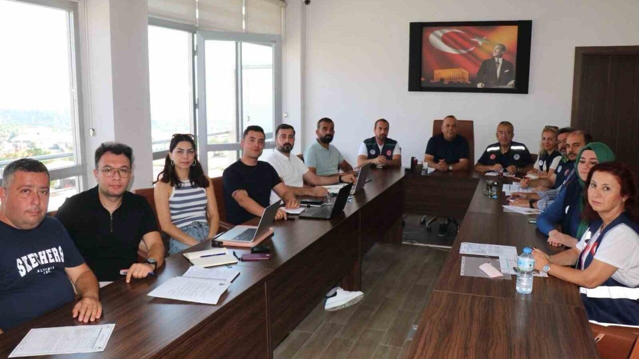 BOZDOĞAN BELEDİYESİ’NİN DÜNYA BANKASI FİNANSMANIYLA KAVAKLI MAHALLESİ’NDE HAYATA GEÇİRDİĞİ GÜNEŞ ENERJİ SANTRALİ (GES) PROJESİ’NDE ÇALIŞMALAR SÜRÜYOR. İLBANK İZMİR BÖLGE MÜDÜRÜ İZZET GÜNAL VE BERABERİNDEKİ HEYETLE PROJENİN SON DURUMUNU DEĞERLENDİREN BELEDİYE BAŞKANI MUSTAFA GALİP ÖZEL, YATIRIMIN HER AŞAMASINI YAKINDAN TAKİP ETTİKLERİNİ BELİRTTİ.
