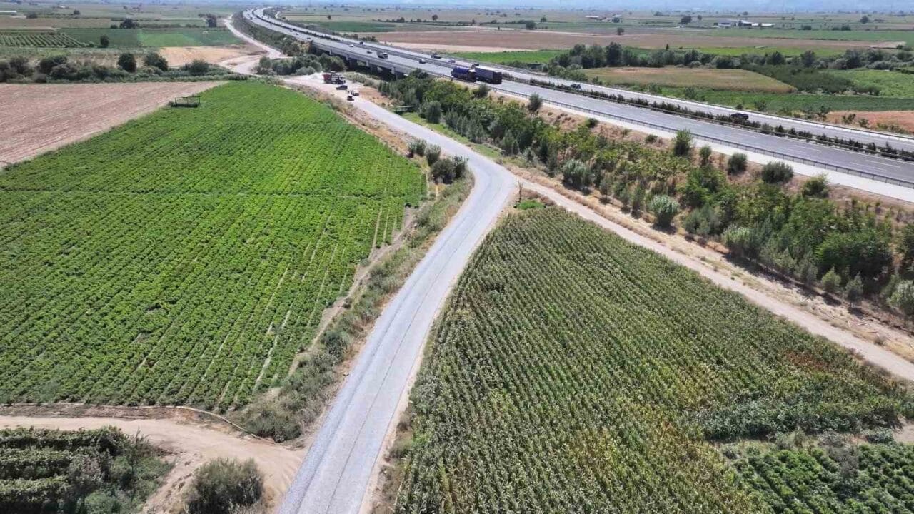 MANİSA BÜYÜKŞEHİR BELEDİYESİ, TURGUTLU'NUN SİNİRLİ MAHALLESİ İLE SARUHANLI'NIN MÜTEVELLİ MAHALLESİ ARASINDAKİ YAKLAŞIK 15 KİLOMETRELİK GRUP BAĞLANTI YOLUNDA SOĞUK ASFALT ÇALIŞMASI BAŞLATTI.