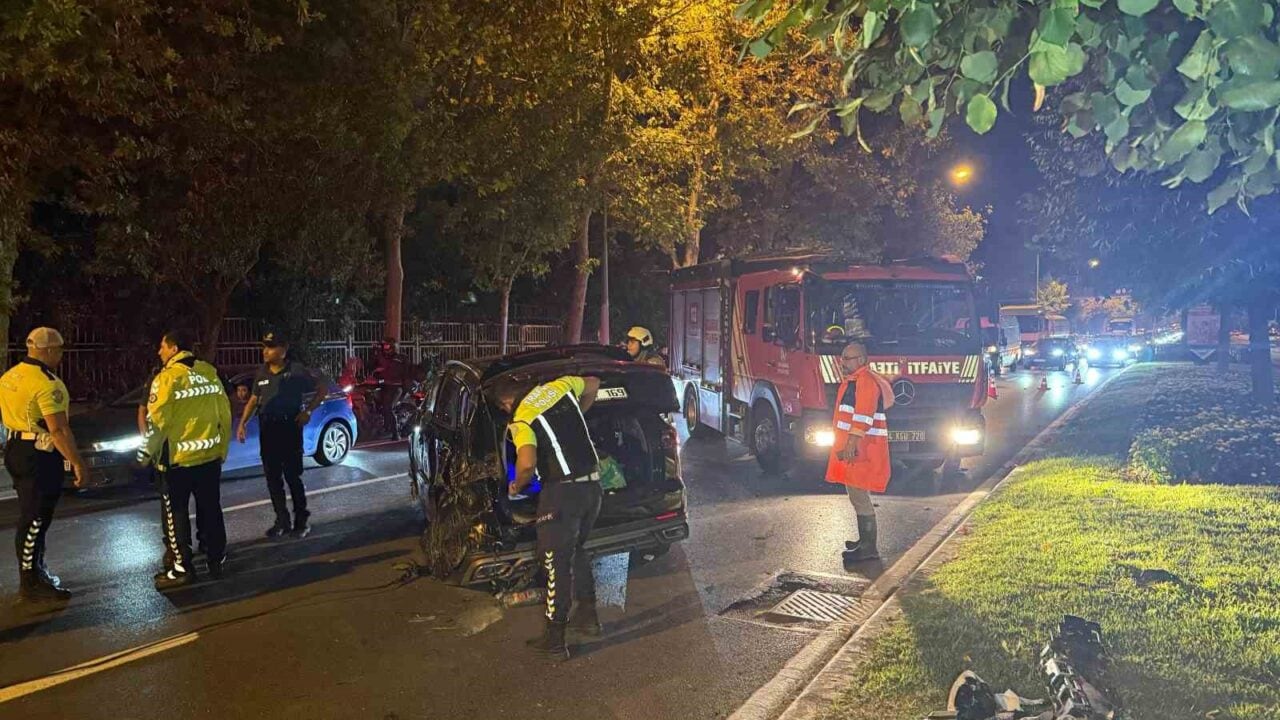 REFÜJÜ AŞAN OTOMOBİL KARŞI ŞERİTTE İKİ ARACA ÇARPTI: 3 YARALI