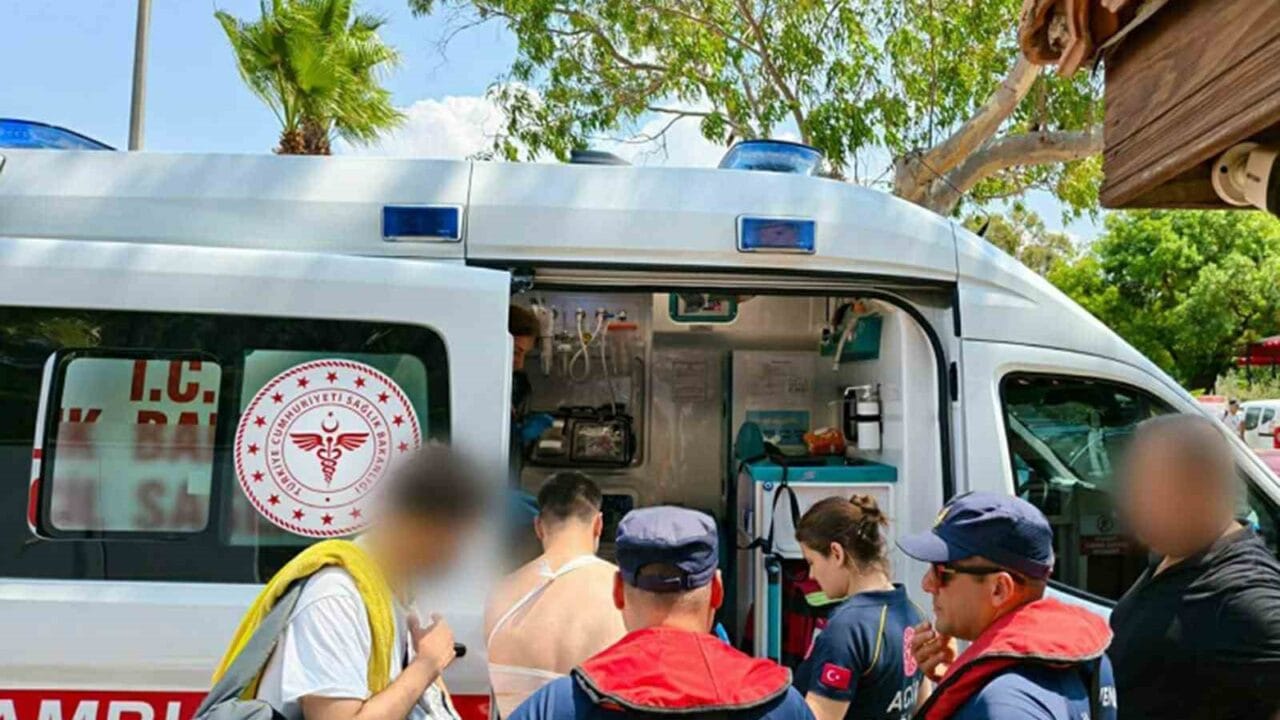 MARMARİS VE FETHİYE’DE TEKNELERDE YARALANAN 2 KİŞİYE SAHİL GÜVENLİKTEN TIBBİ TAHLİYE