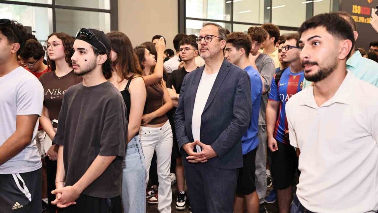 ÖNCEKİ DÖNEM GENÇLİK VE SPOR BAKANI, AK PARTİ İZMİR MİLLETVEKİLİ DR. MEHMET KASAPOĞLU, 2026 YKS’DE TÜRKİYE GENELİNDE DERECEYE GİREN İZMİRLİ GENÇLERLE GÖZTEPE GÜRSEL AKSEL STADYUMU’NDA BULUNAN SPOR MÜZESİ’NDE BİR ARAYA GELDİ.