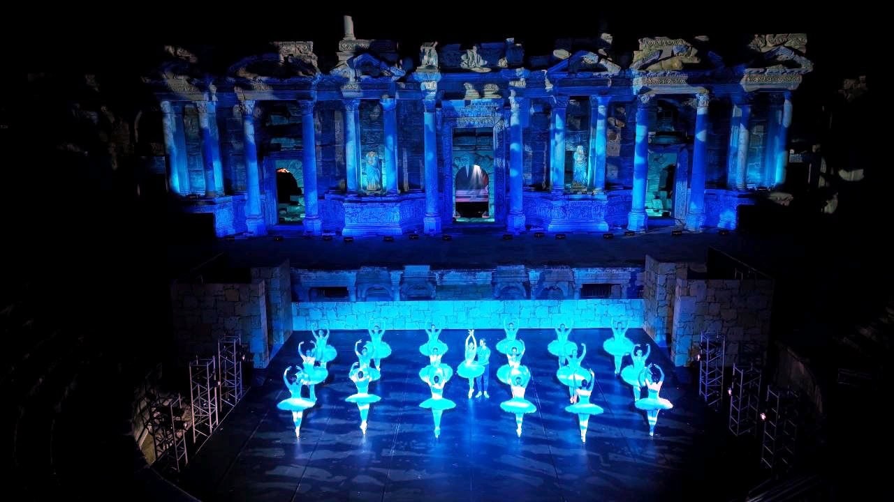 DENİZLİ BÜYÜKŞEHİR BELEDİYESİ VE DEVLET OPERA VE BALESİ GENEL MÜDÜRLÜĞÜ İŞ BİRLİĞİYLE HAYATA GEÇİRİLEN 2. DENİZLİ OPERA VE BALE GÜNLERİ, HİERAPOLİS ANTİK KENTİ’NDE UNUTULMAZ BİR AÇILIŞA İMZA ATTI. SAHNELENEN DÜNYA KLASİĞİ "KUĞU GÖLÜ" BALESİ, BİNLERCE SANATSEVERİ TARİHİ ATMOSFERDE BULUŞTURDU.
