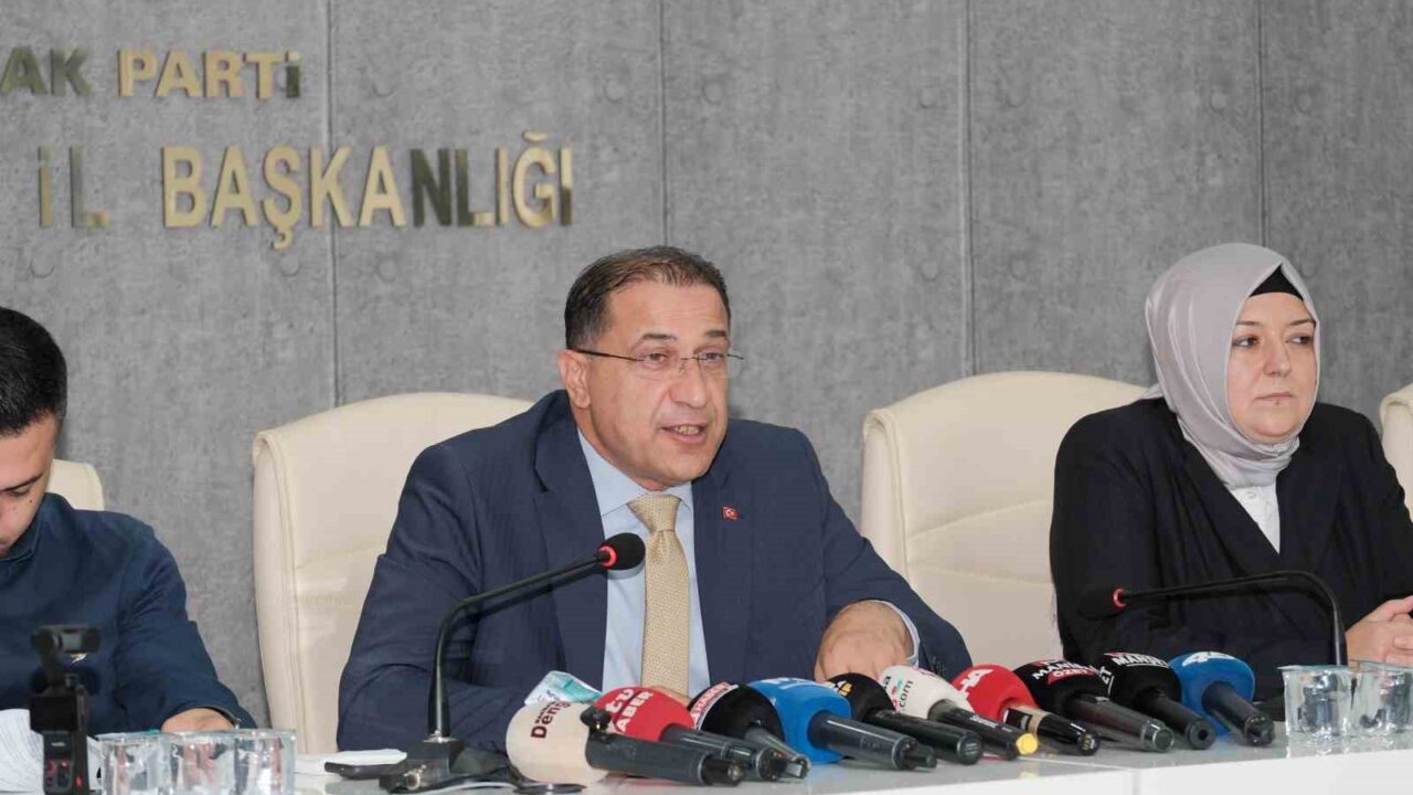 AK PARTİ MANİSA İL BAŞKANI SÜLEYMAN TURGUT, AK PARTİ’NİN KURULUŞUNUN 25. YIL DÖNÜMÜ DOLAYISIYLA DÜZENLENEN BASIN TOPLANTISINDA KENTTE GÖREV YAPAN BASIN MENSUPLARIYLA BİR ARAYA GELDİ.