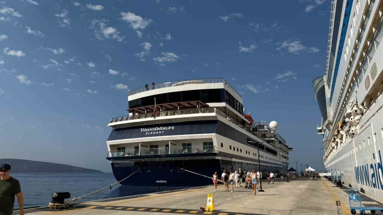 İTALYA BAYRAKLI AIDABLU VE BAHAMA BAYRAKLI VİDANTA WORLD’S ELEGANT İSİMLİ KRUVAZİYERLER, RODOS LİMANI'NDAN BODRUM’A GELDİ.